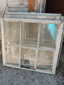 lot 333 image: Vintage wooden windows- 31x34, 31x32,31,34.5 and two 32 x 31 .5