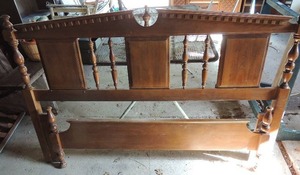 lot 348 image: Brown modern queen head and foot board
