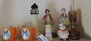 lot 376 image: Renaissance man and woman statue 4 stain glass vintage oil lamp 2 mini seven seas orange  tea cups  light house and more