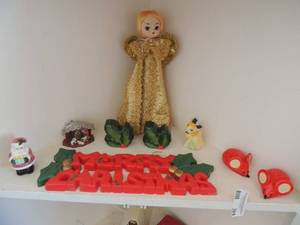 lot 394 image: Merry Christmas door dcor, assorted S&P shakers and gold angel