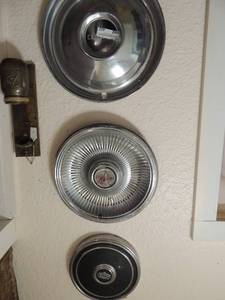 lot 402 image: 3 antique hub caps Chevrolet , PONTICA and UNK