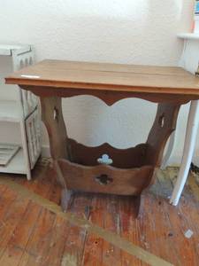 lot 434 image: Brown side table with magazine holder 27x28x18