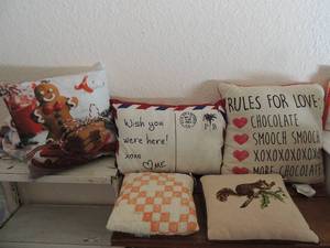 lot 447 image: 5 decorative pillows stamp, squirrel and others