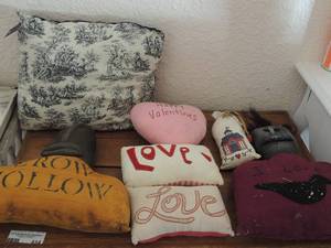 lot 448 image: 7 decorative pillows, doll pillow, love pillow and more