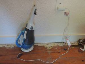 lot 453 image: Blue hand held black& decker vacume works has charger