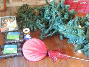 lot 460 image: 5 various pieces of Christmas trees bow wrap and new Christmas bulbs