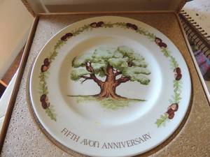 lot 464 image: Avon 5TH  Anniversary plate has acorn tree design the great oak symbol of growth