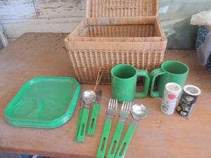 lot 485 image: Picnic basket with green cups, plates, flatware and S&P shakers