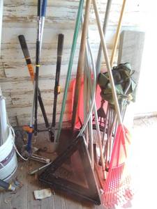 lot 489 image: Fiskars loopers, metal rack leaf rack, leaf racks, triangle rollers, paint rollers , chair
