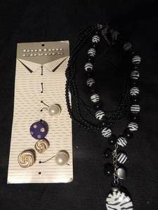 lot 522 image: Black and white beaded fashion necklace and assorted button covers
