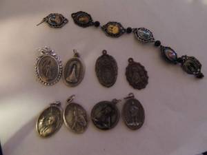lot 533 image: Mary, St. Anne, Padre Pio, Saint bracelet and more 10 pieces