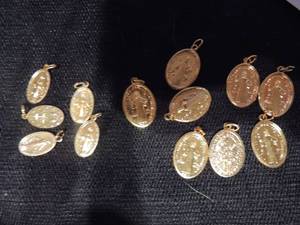 lot 536 image: Catholic medal 13 pieces gold