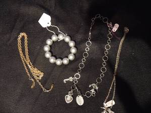 lot 547 image: Silver ball elastic bracelet, woman eyeglass holder and juicy couture necklace