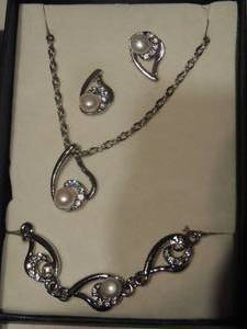 lot 559 image: Gift boxed faux pearl and diamond set-Earrings, bracelet and necklace NIB