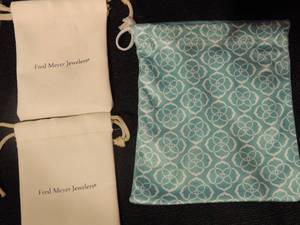 lot 558 image: 2 Fred Meyer jewelry pouche and 1 Kendra Scott pouch