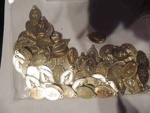 lot 528 image: Mary Miraculous medals x 100