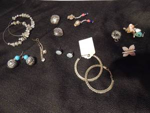 lot 512 image: 6 pair of earrings-hoops,1 clip on, dangle, stud and assorted singles