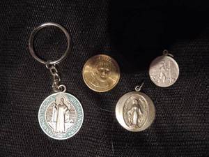 lot 517 image: Thomas Jefferson 1 dollar coin, 3 catholic medals and 1 key chain