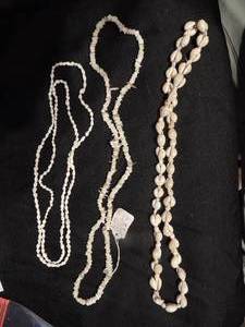 lot 519 image: 3 shell necklaces