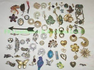 lot 121 image: Assorted fashion jewelry brooches as shown