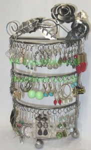 lot 125 image: Assorted fashion jewelry earring sets and stand as shown