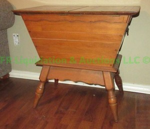 lot 27 image: Retro solid maple wood entry hall table with hinged lid and internal storage