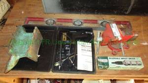 lot 323 image: AJ tools reversible impact driver, bench top anvil & vise plus Penncraft soldering gun