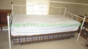 lot 253 image: Trundle bed set