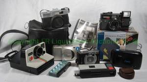 lot 9 image: Assorted vintage cameras and accessories
