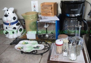 lot 92 image: Black & Decker coffee maker and more as shown