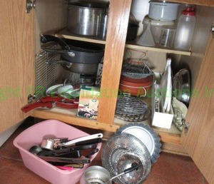 lot 106 image: Assorted pots, pans and cookware