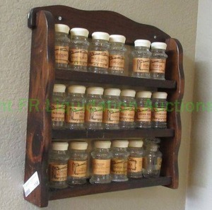 lot 118 image: Spice bottle rack with empty spice bottles