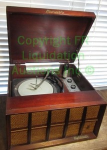 lot 168 image: Vintage 1940s Zenith High fidelty phonograph, lid hinge needs repaired