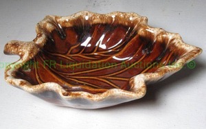 lot 169 image: Hull vintage figural maple leaf candy dish