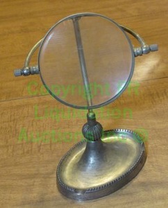 lot 174 image: Vintage style desk top magnifying glass