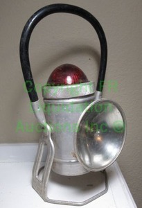 lot 172 image: Vintage Economy Electric Lantern company Ecolite train conductor lantern