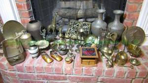 lot 176 image: Assorted brass decor and dishes