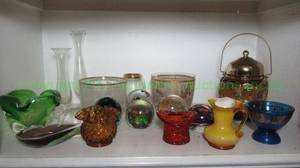 lot 181 image: Assorted glass decor including Fenton and others