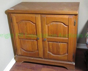 lot 190 image: Solid oak double door nightstand