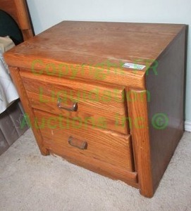 lot 204 image: Solid oak duble drawer night stand
