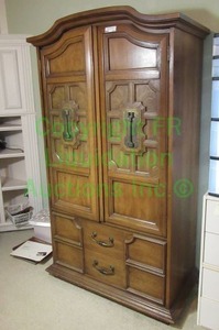 lot 221 image: Retro style linene storage armoire