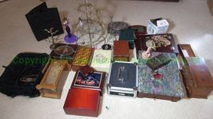 lot 233 image: Assorted jewelry boxes plus