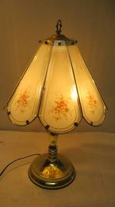 lot 426 image: Brass-look Table Lamp w Glass Shade