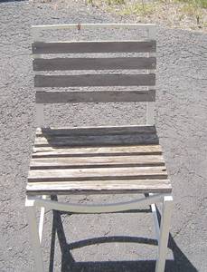 lot 437 image: White Metal &amp Wood Deck Chair
