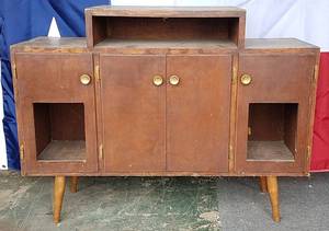 lot 558 image: Vintage bi-level entertainment center