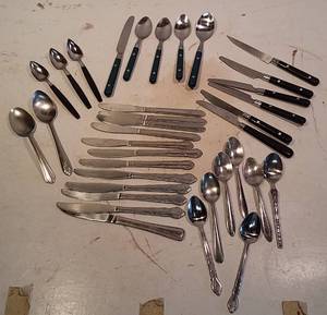 lot 560 image: Lot of Assorted Flatware