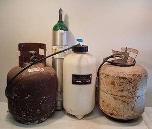 lot 565 image: 4 Tanks