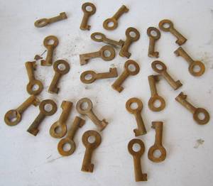 lot 586 image: Replica Railroad Lock Keys