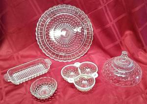 lot 634 image: Assorted Bead-patterned Glass Items