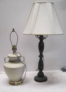 lot 673 image: 2 Table Lamps